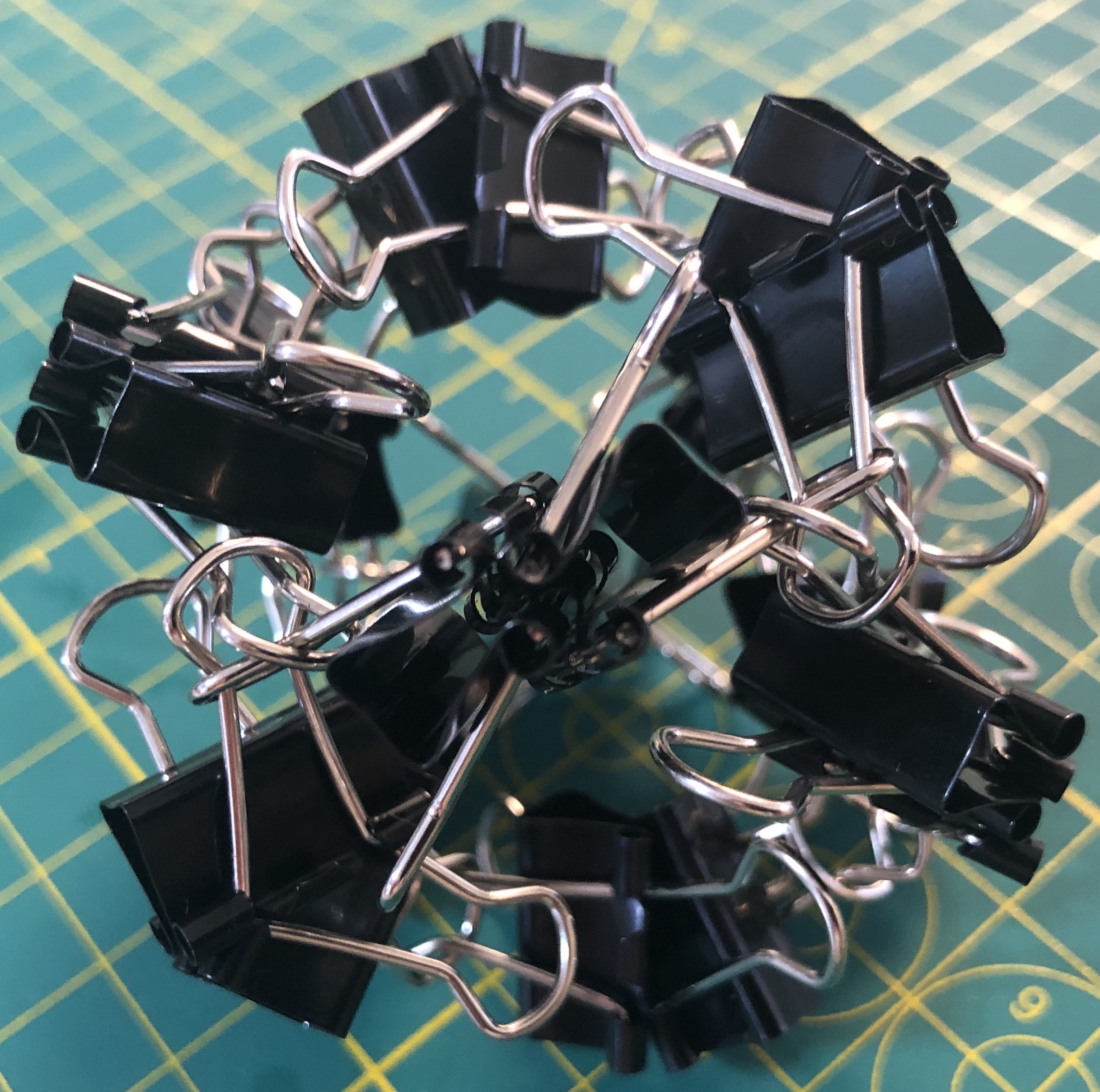 24 clips forming 8 Ψ-vertices forming cube