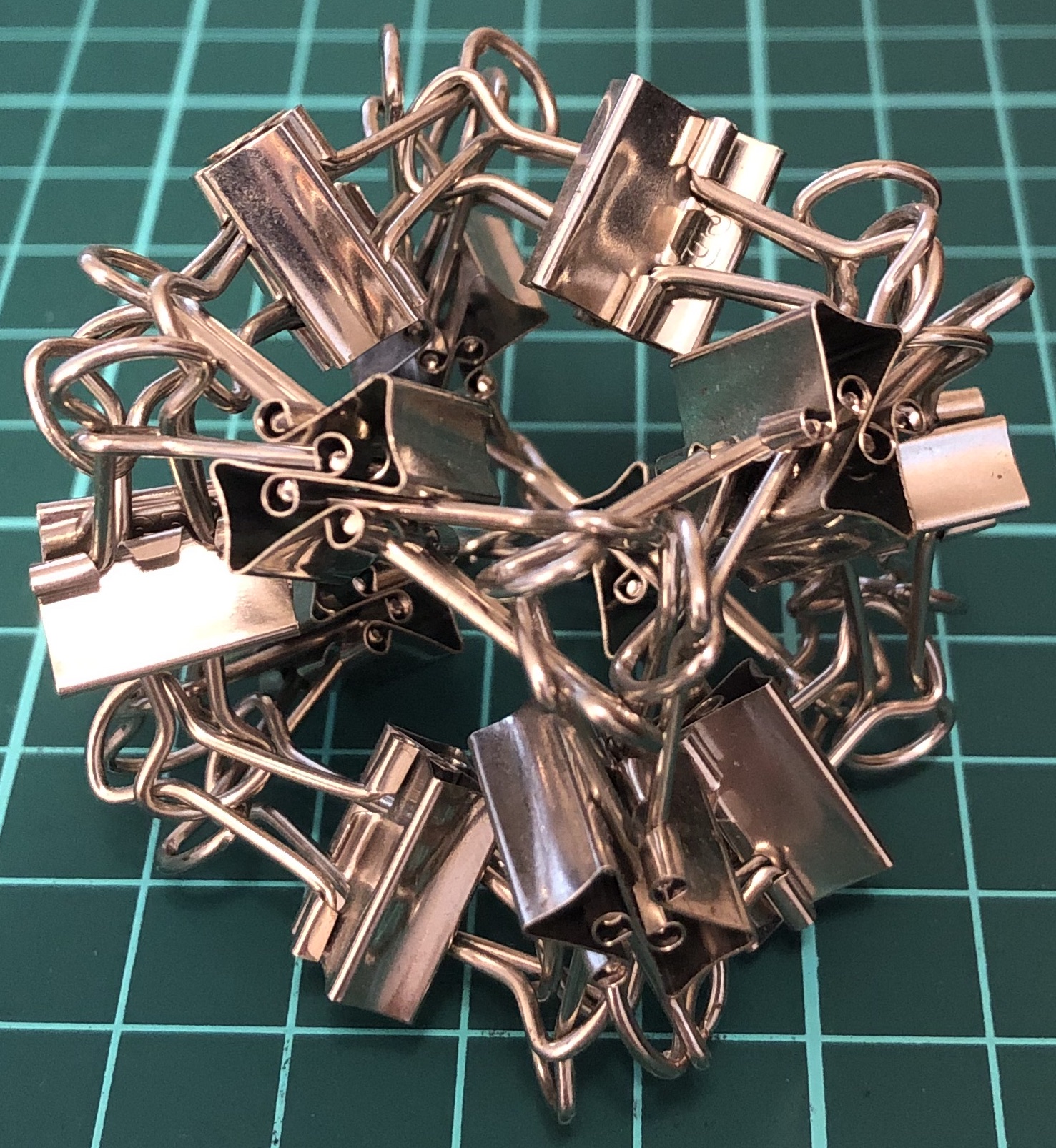 24 clips forming 12 I-edges forming cube